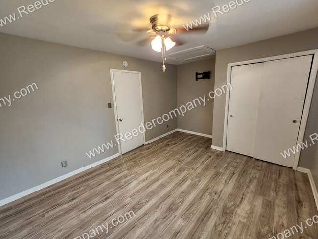 Building Photo - 2 bedroom townhome, minutes from highway and Morton High School