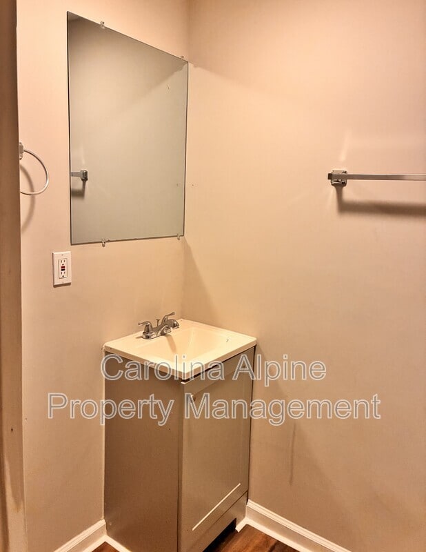 Building Photo - 936 Bond Ave