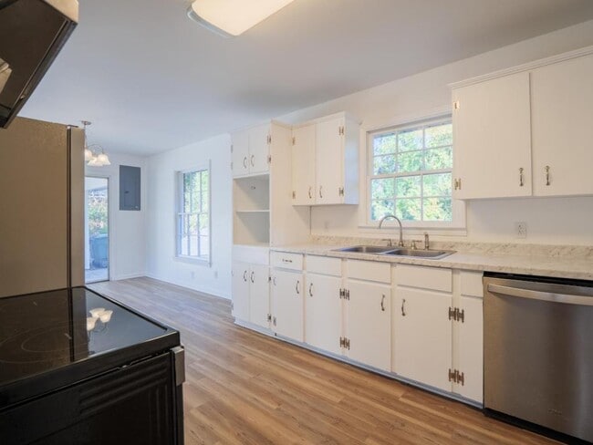 Building Photo - 2323 Frederick Pl