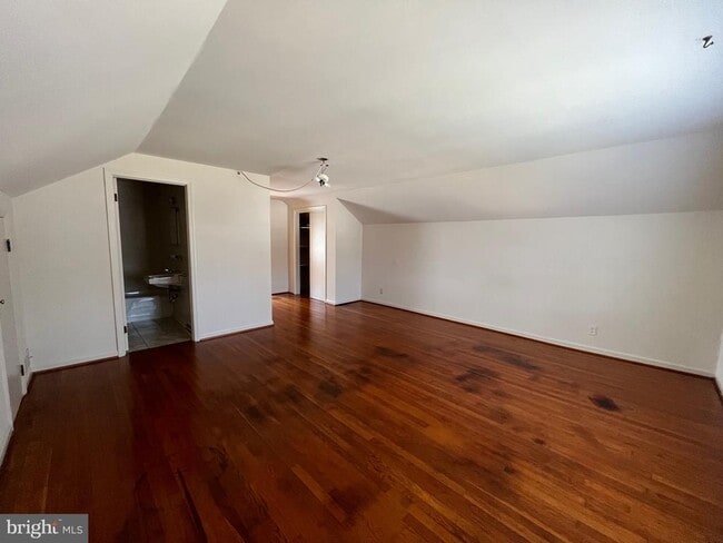 Building Photo - 212 Morton St