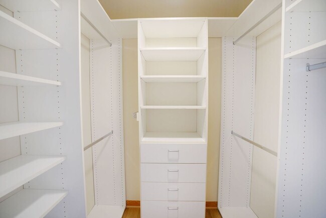 Building Photo - Sunlight Galore 2 Bed / 3Bath + Loft + Sun...