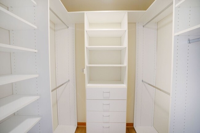 Building Photo - Sunlight Galore 2 Bed / 3Bath + Loft + Sundeck Condo in Westwood!