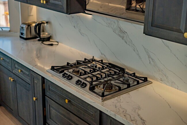 Building Photo - Fully Furnished! Prestige Luxury Single 5bed 3bath House