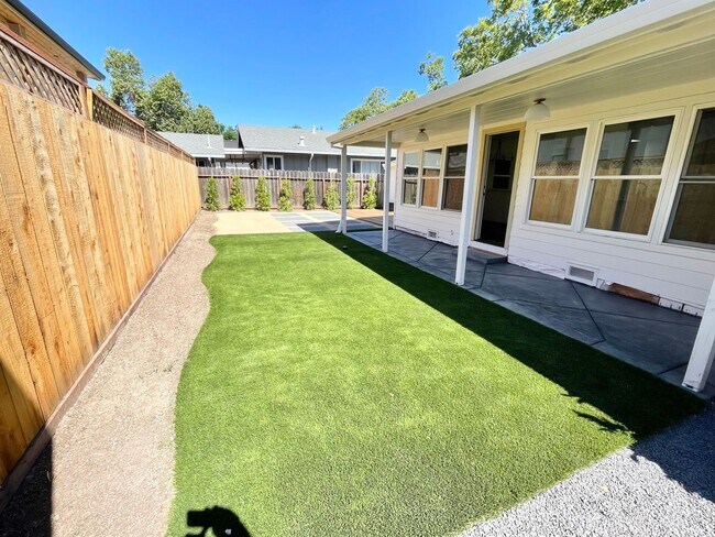 Building Photo - Beautiful Remodeled Calistoga Home