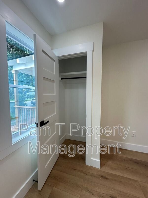 Building Photo - 618 E Waldburg St