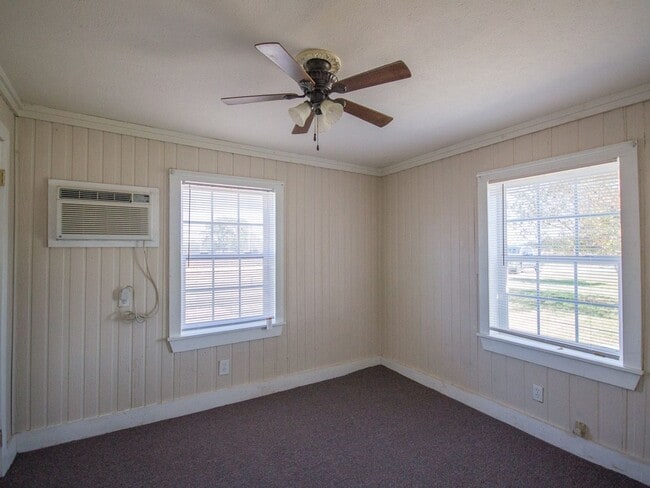 Building Photo - Country Setting Home