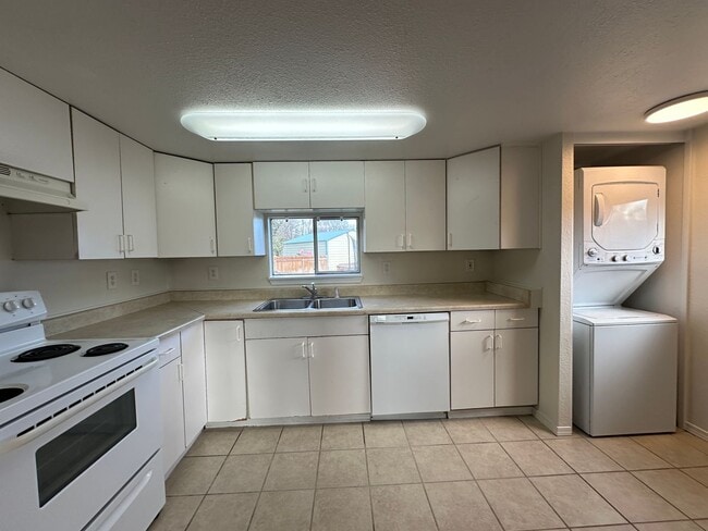 Building Photo - 809 Willard. New pictures coming soon!!