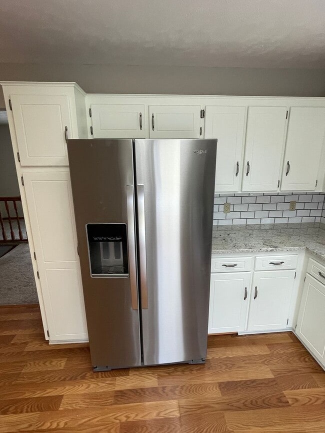 Building Photo - Updated Kitchen!