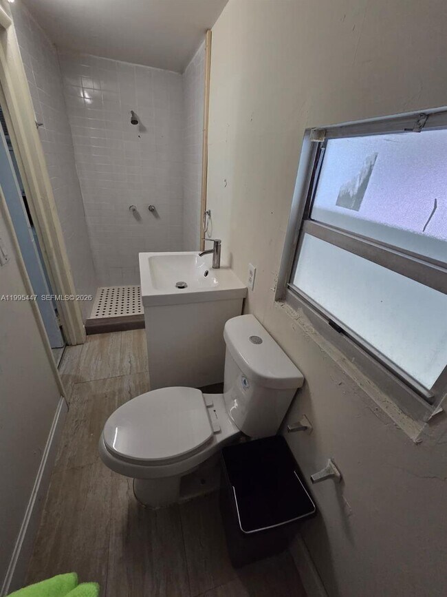 Building Photo - 1420 SW 129th Ct