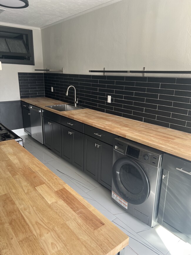 Building Photo - 115 E 12th St