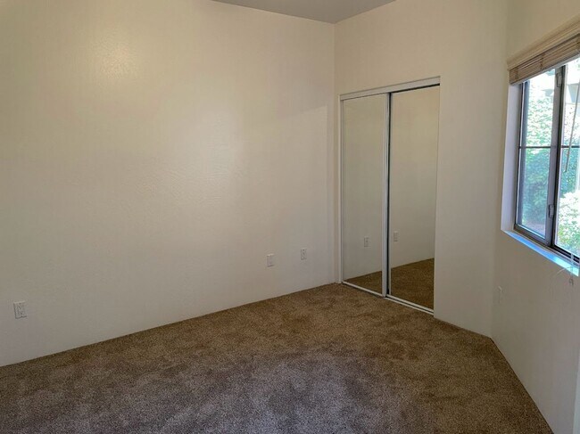 Building Photo - 811 Dusty Rose Dr