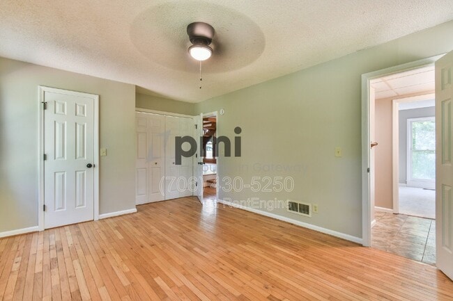 Building Photo - 135 Beacon Hl Dr