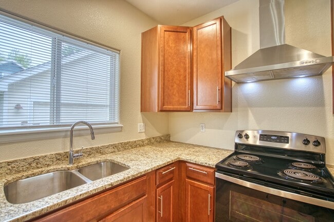 Building Photo - Charming Mill Village 3Bed/3Bath Home with...