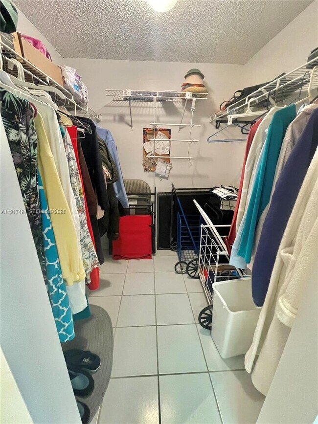 Building Photo - 2309 S Cypress Bend Dr