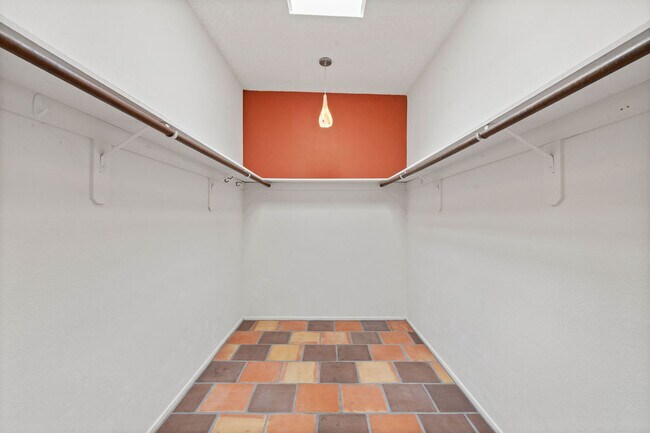 Building Photo - 1021 W Desert Canyon Pl