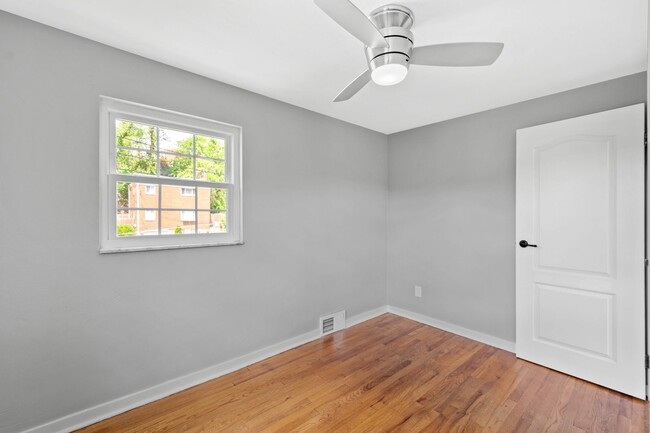 Building Photo - AVAILABLE JUNE 1ST!! STUNNING 3 BEDROOM IN...