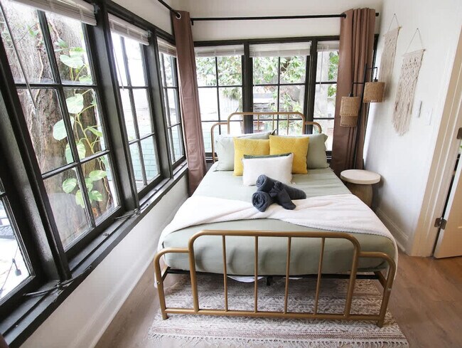 Building Photo - 102 W Emma St