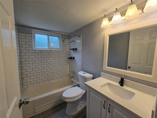 Building Photo - 2504 Manor Cir