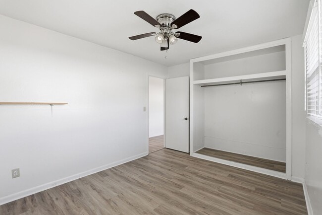 Building Photo - Prime NW Location!