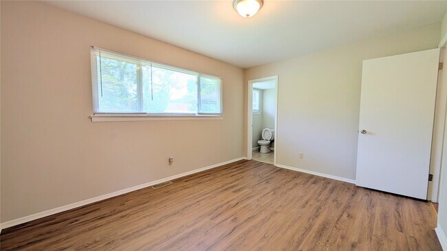 Building Photo - 3356 Clemens Dr