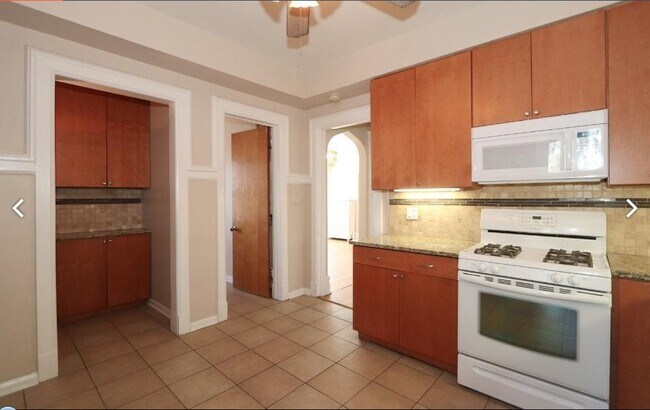 Building Photo - 916 Pleasant St