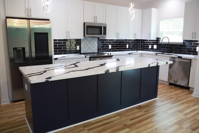 Building Photo - 5126 Lyndhurst Dr