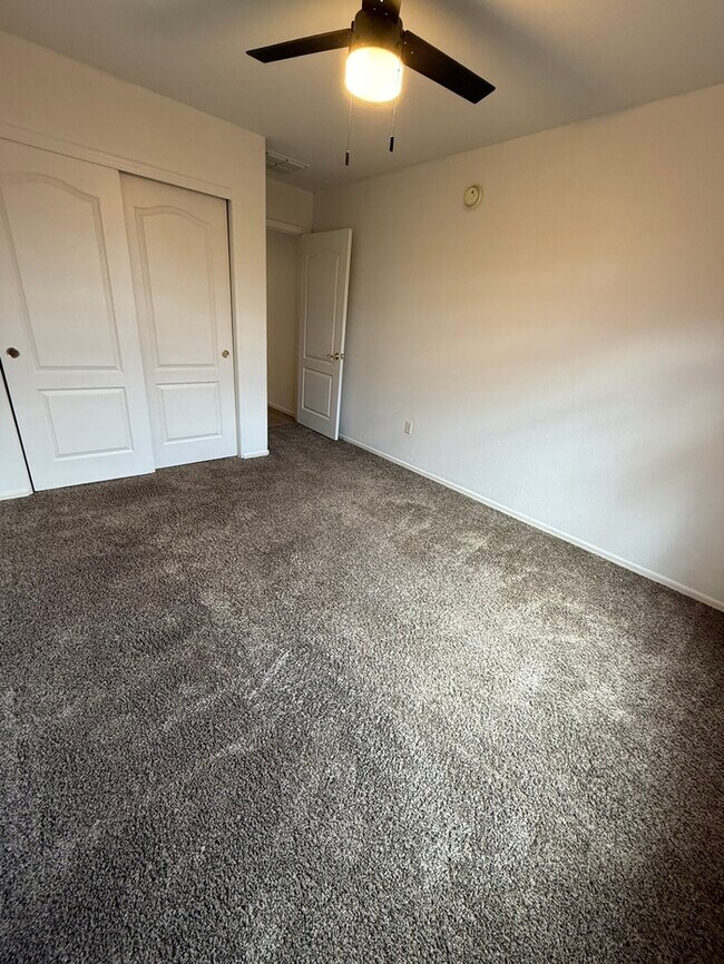 Building Photo - House For Rent