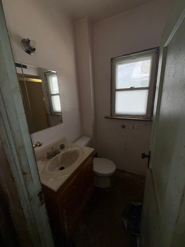 Building Photo - 111 E Livingston Dr