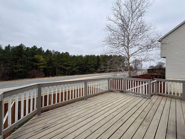 Building Photo - Spacious 2 Primary Beds 1 Den 3.5 Bath Townhome In Vibrant Sycamore Hill