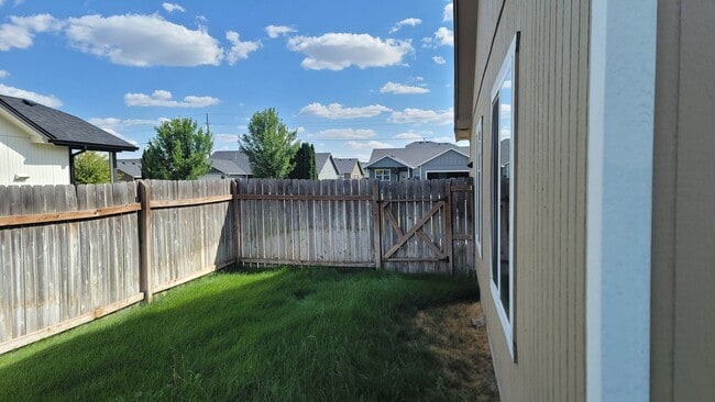 Building Photo - 3 Bedroom Home Near Fairchild Air Force Base