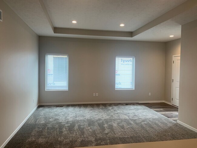 Building Photo - Beautiful 3 bedroom/3 bath daylight ranch townhome in SE Lincoln