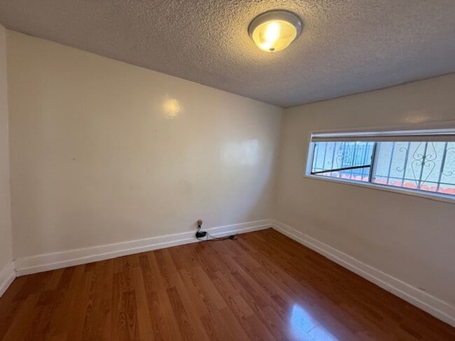 Building Photo - 3 bedroom 2 bath house in Long Beach