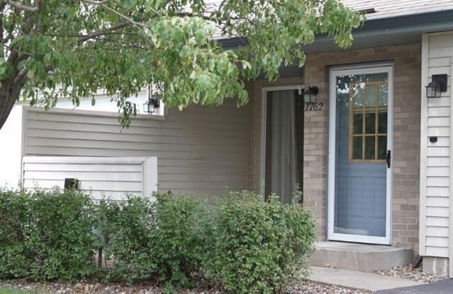 Building Photo - 2 Bed + Loft/1.5 Bath Townhouse- Great Location! Available August 1st!
