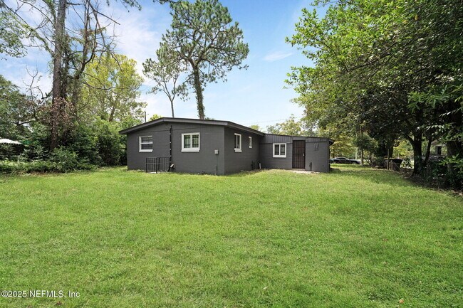 Building Photo - 9155 Sibbald Rd