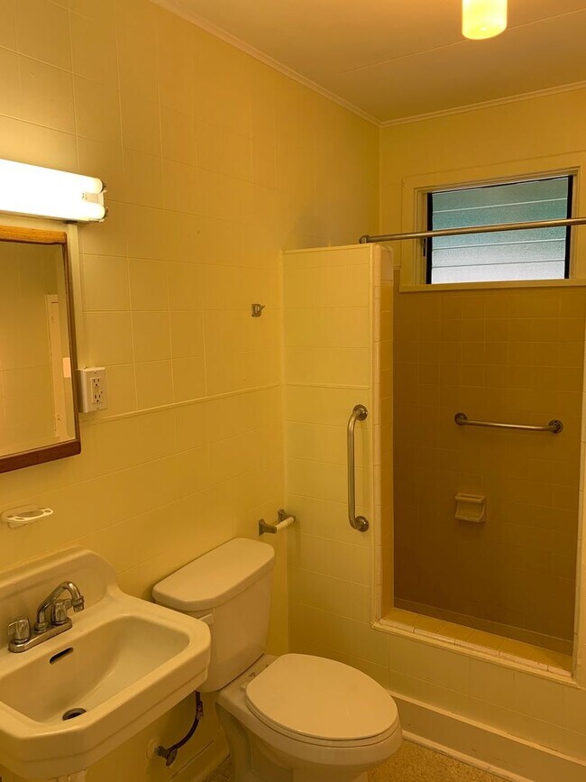 Building Photo - Sustainable Coastal Lifestyle: 2BR House with PV Solar Near Beach