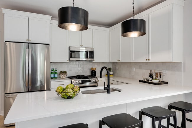 Building Photo - 1631 N Lawndale Ave