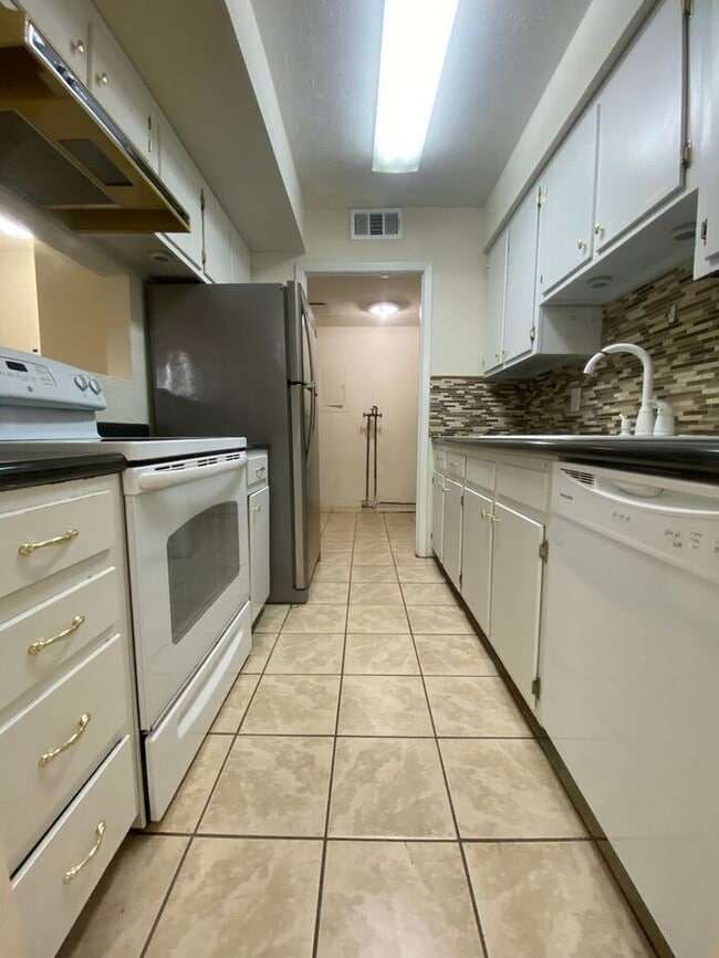 Building Photo - Wonderful Bellevue Condo in Creekside Meadows!