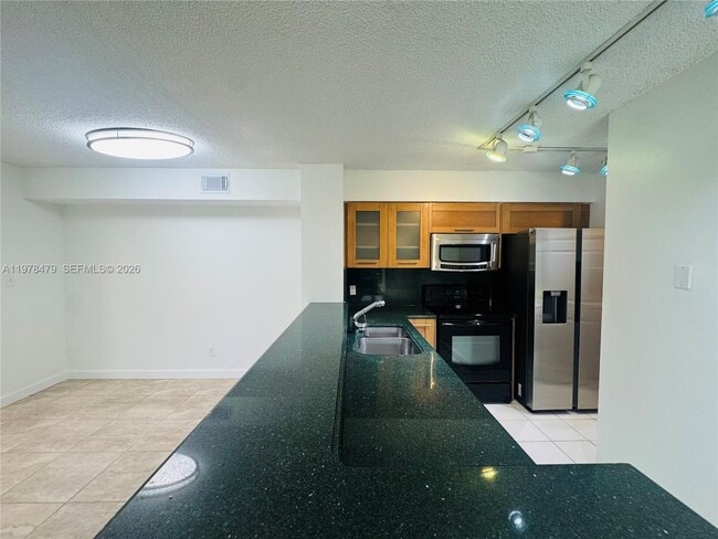 Building Photo - 570 S Park Rd