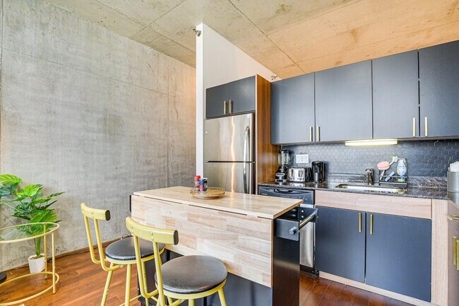 Building Photo - 235 W Van Buren St