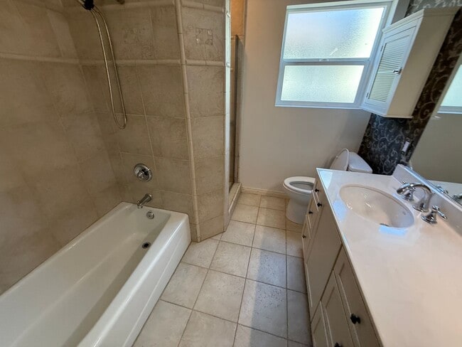 Building Photo - 4960 Rockford Dr