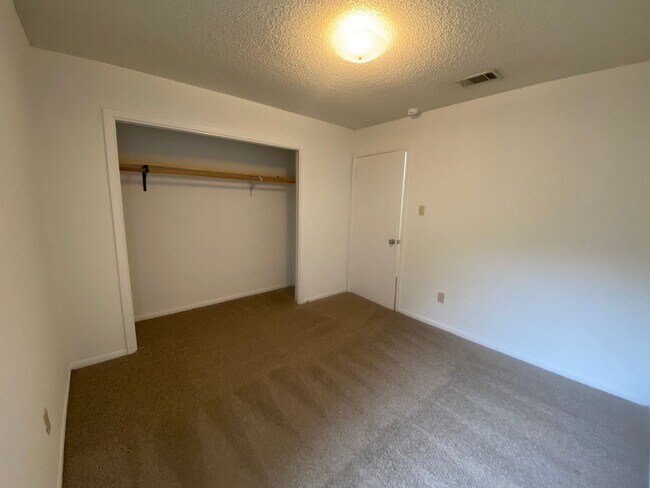 Building Photo - Cozy 2 bd/2.5 bath NW Austin Home