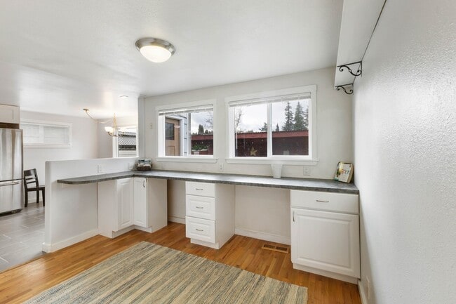 Building Photo - Charming 3BR Home with Private Yard in Puyallup