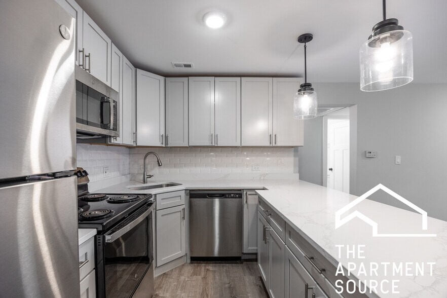 Building Photo - 1214 N La Salle Dr