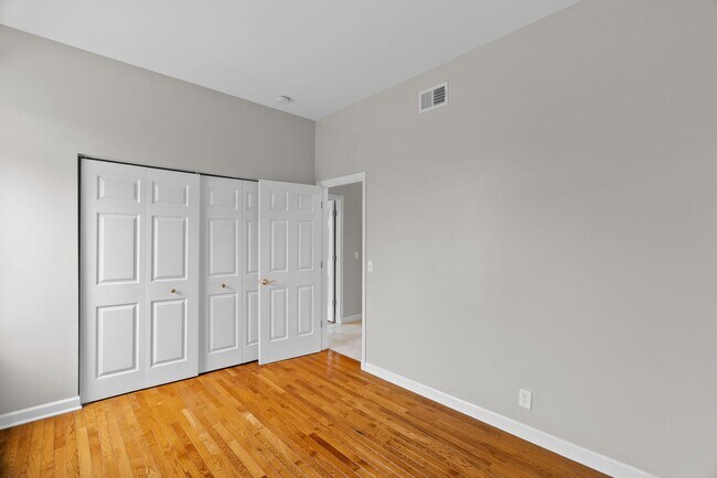 Building Photo - Modern Spacious  2 Bed  and 1.5  Bath Cond...