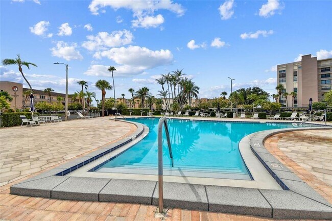 Building Photo - 7600 Sun Island Dr S