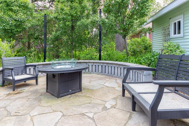 Building Photo - Charming Fully Furnished Three Bed, Two Ba...