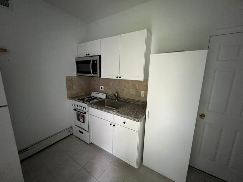 Kitchen - 590 Landing Ave