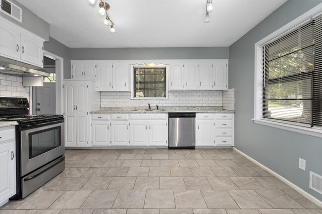 Building Photo - 3513 NE Stanton St