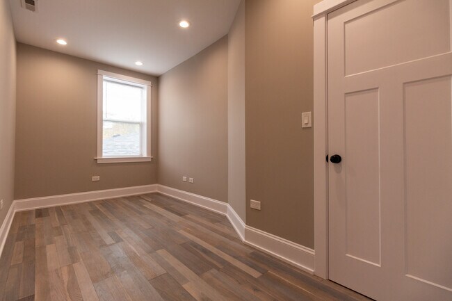 Building Photo - 3757 W Addison St