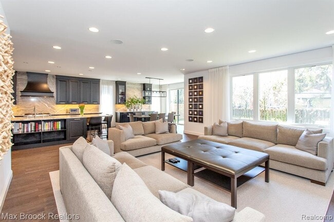 Building Photo - 25925 York Rd